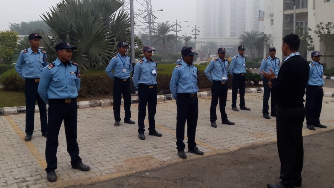 Security Guards Training to extinguish fire through fire extinguisher